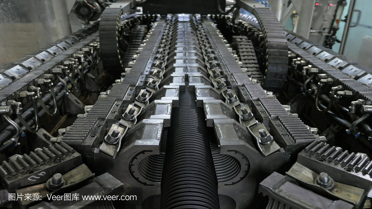 塑料水管制造。生產(chǎn)管子到工廠。用水和空氣的壓力在機床上制造塑料管的過程。特殊波紋形式。